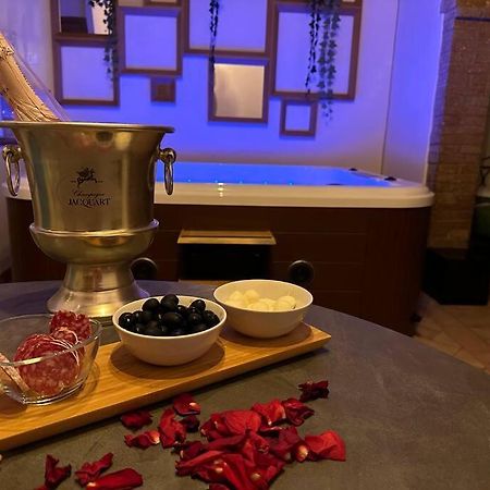 Relax Nella Jacuzzi In Toscana コッレ・ヴァル・デルザ エクステリア 写真