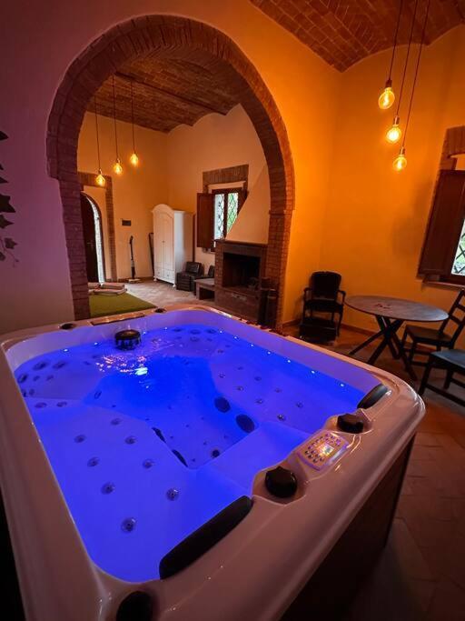 Relax Nella Jacuzzi In Toscana コッレ・ヴァル・デルザ エクステリア 写真
