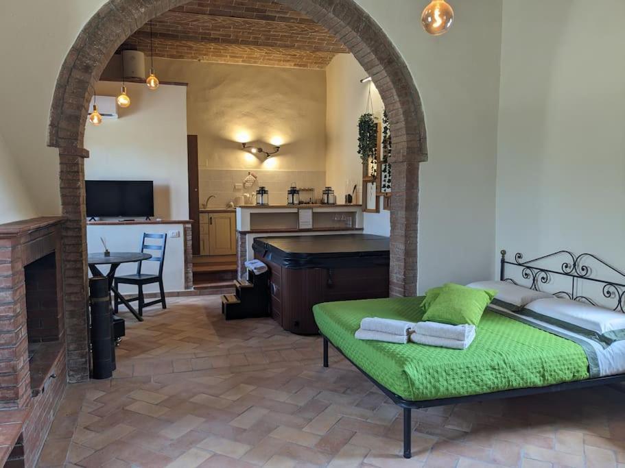 Relax Nella Jacuzzi In Toscana コッレ・ヴァル・デルザ エクステリア 写真
