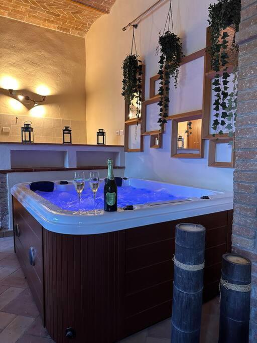 Relax Nella Jacuzzi In Toscana コッレ・ヴァル・デルザ エクステリア 写真