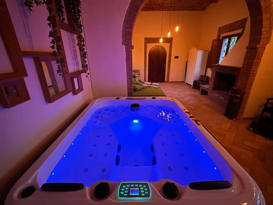 Relax Nella Jacuzzi In Toscana コッレ・ヴァル・デルザ エクステリア 写真