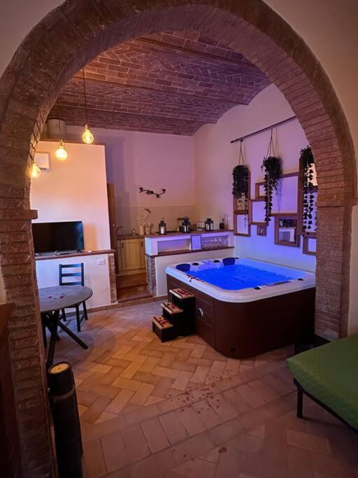 Relax Nella Jacuzzi In Toscana コッレ・ヴァル・デルザ エクステリア 写真