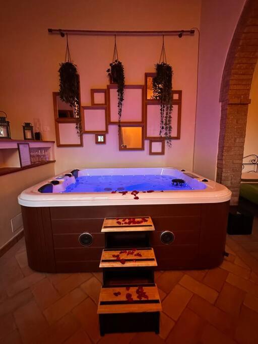 Relax Nella Jacuzzi In Toscana コッレ・ヴァル・デルザ エクステリア 写真