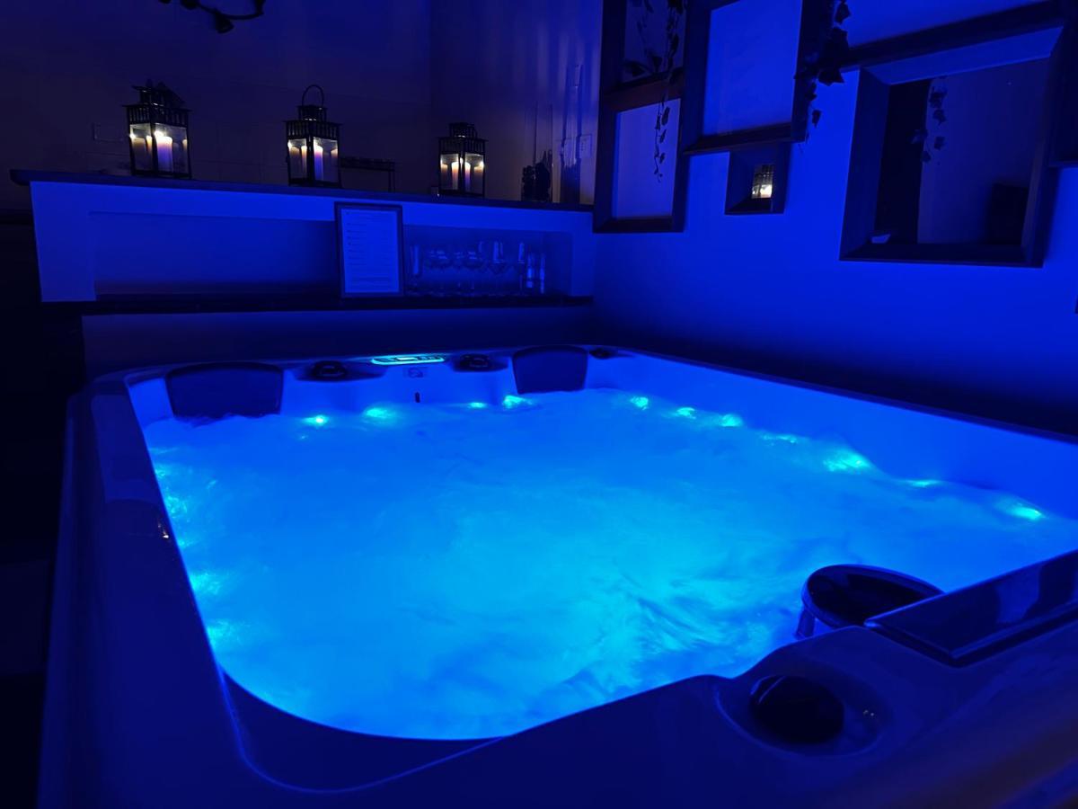 Relax Nella Jacuzzi In Toscana コッレ・ヴァル・デルザ エクステリア 写真