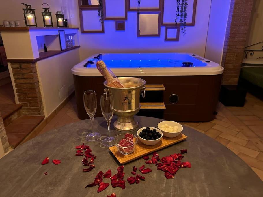 Relax Nella Jacuzzi In Toscana コッレ・ヴァル・デルザ エクステリア 写真
